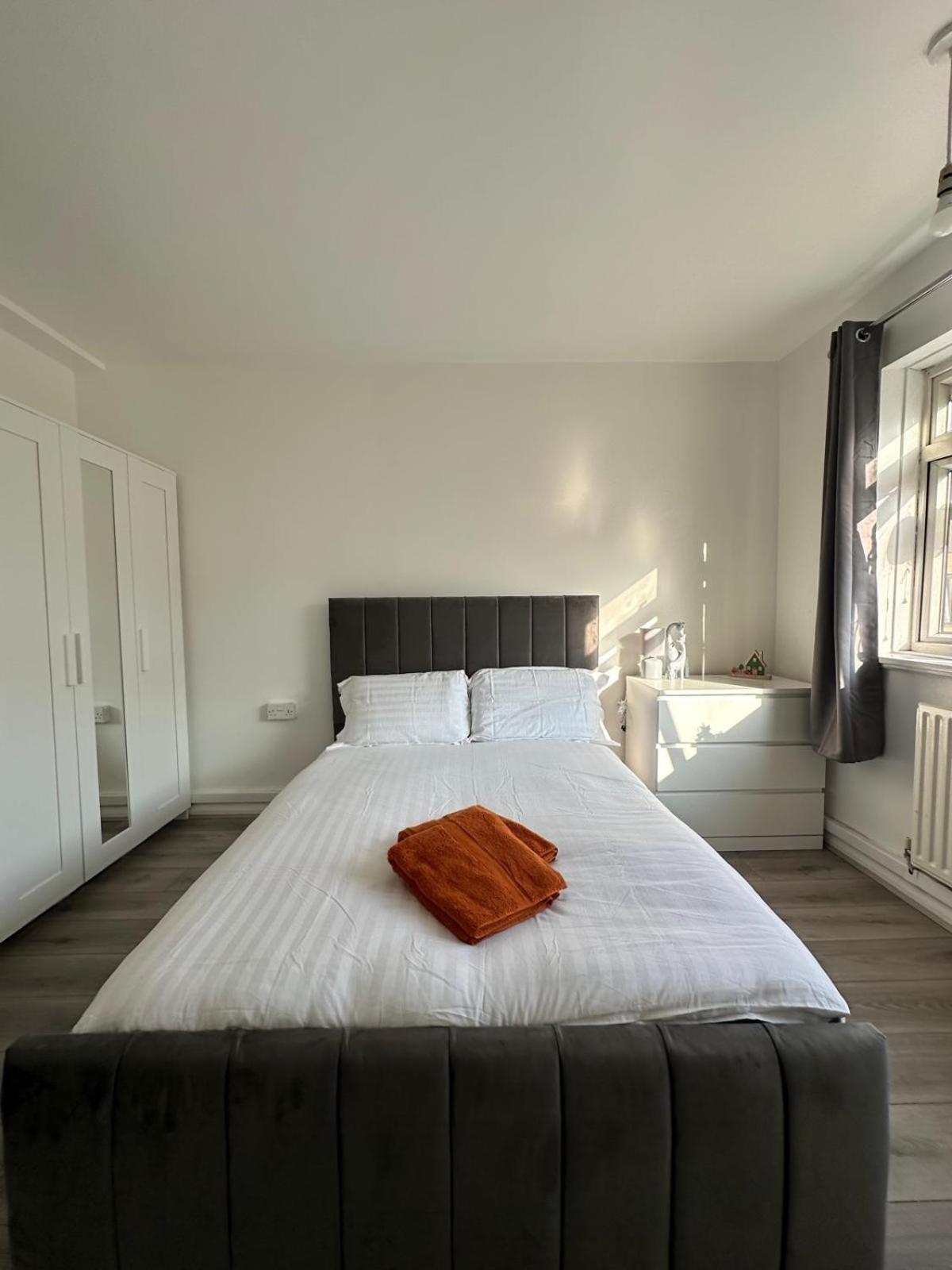 Modern Room In A 4 Bedroom Flat In London, Shared Bathroom! 外观 照片