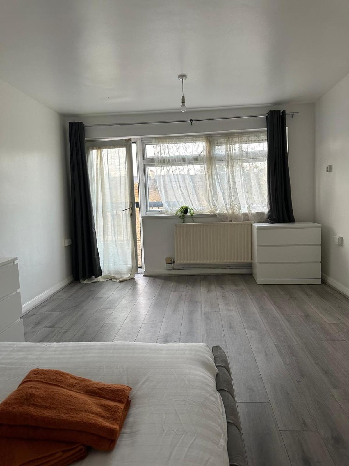 Modern Room In A 4 Bedroom Flat In London, Shared Bathroom! 外观 照片