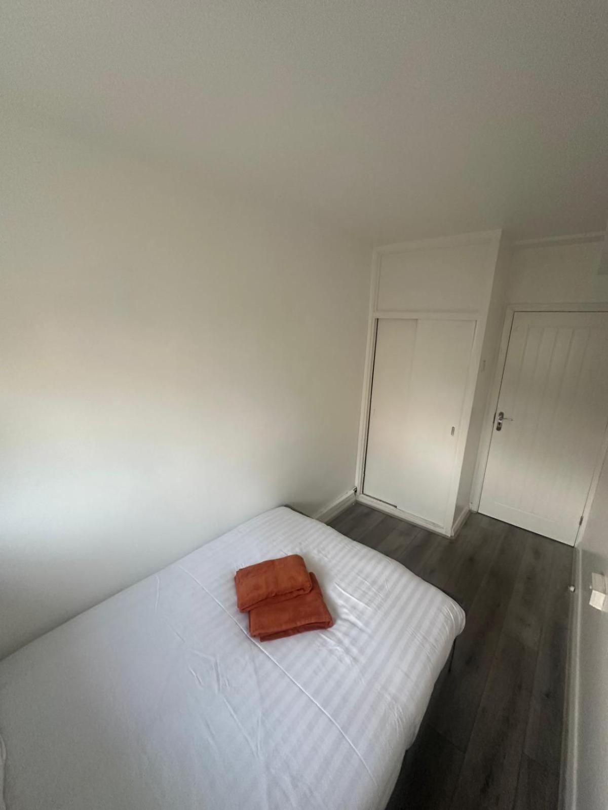 Modern Room In A 4 Bedroom Flat In London, Shared Bathroom! 外观 照片