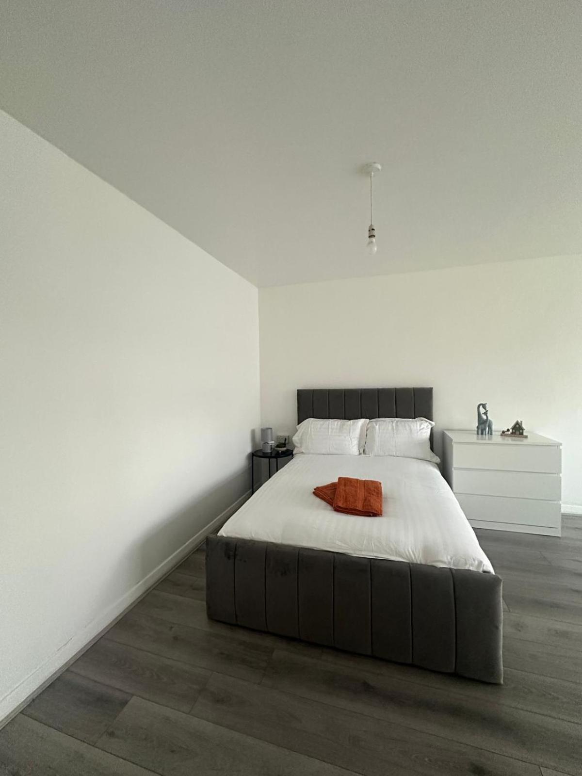 Modern Room In A 4 Bedroom Flat In London, Shared Bathroom! 外观 照片