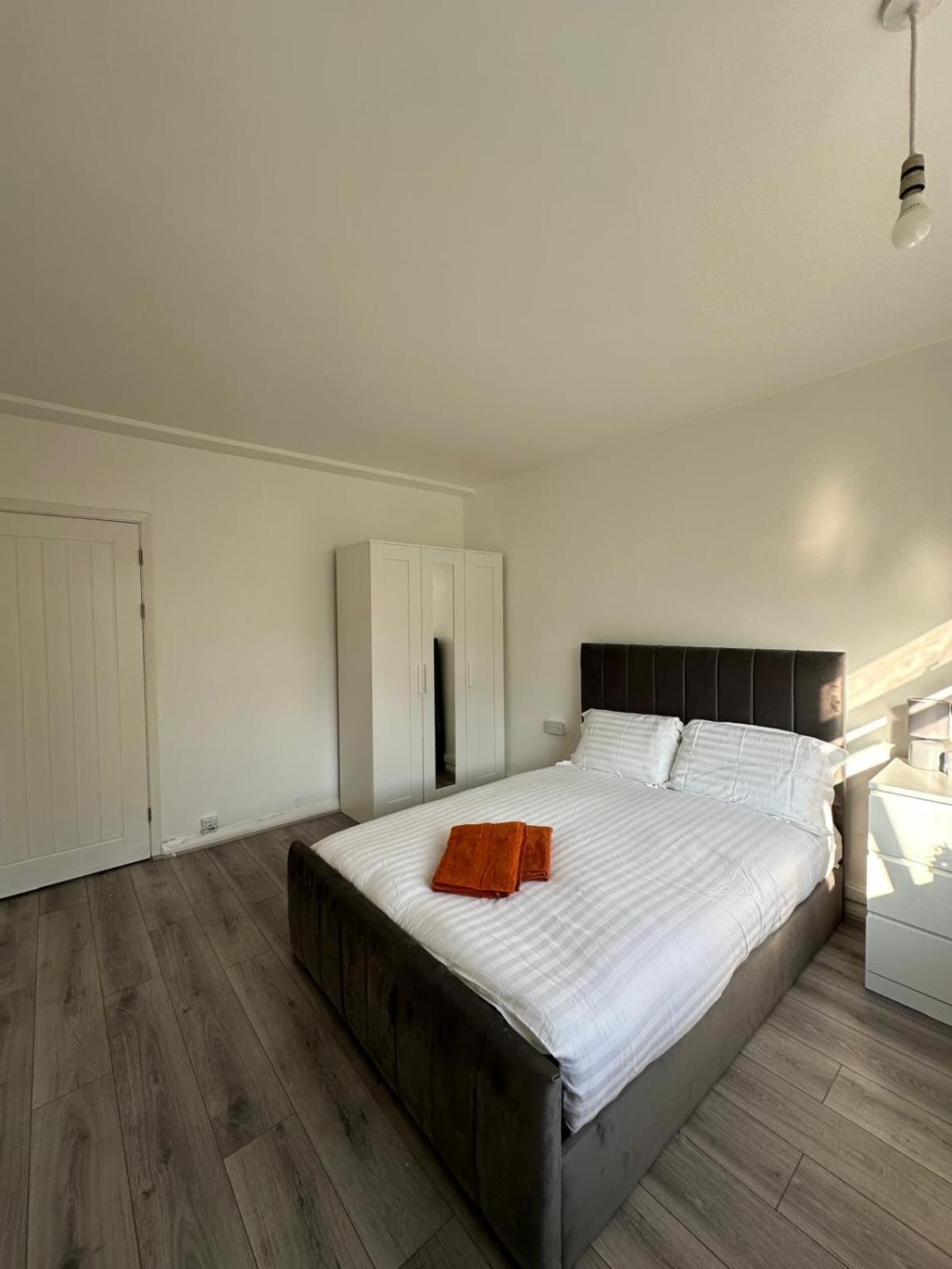 Modern Room In A 4 Bedroom Flat In London, Shared Bathroom! 外观 照片