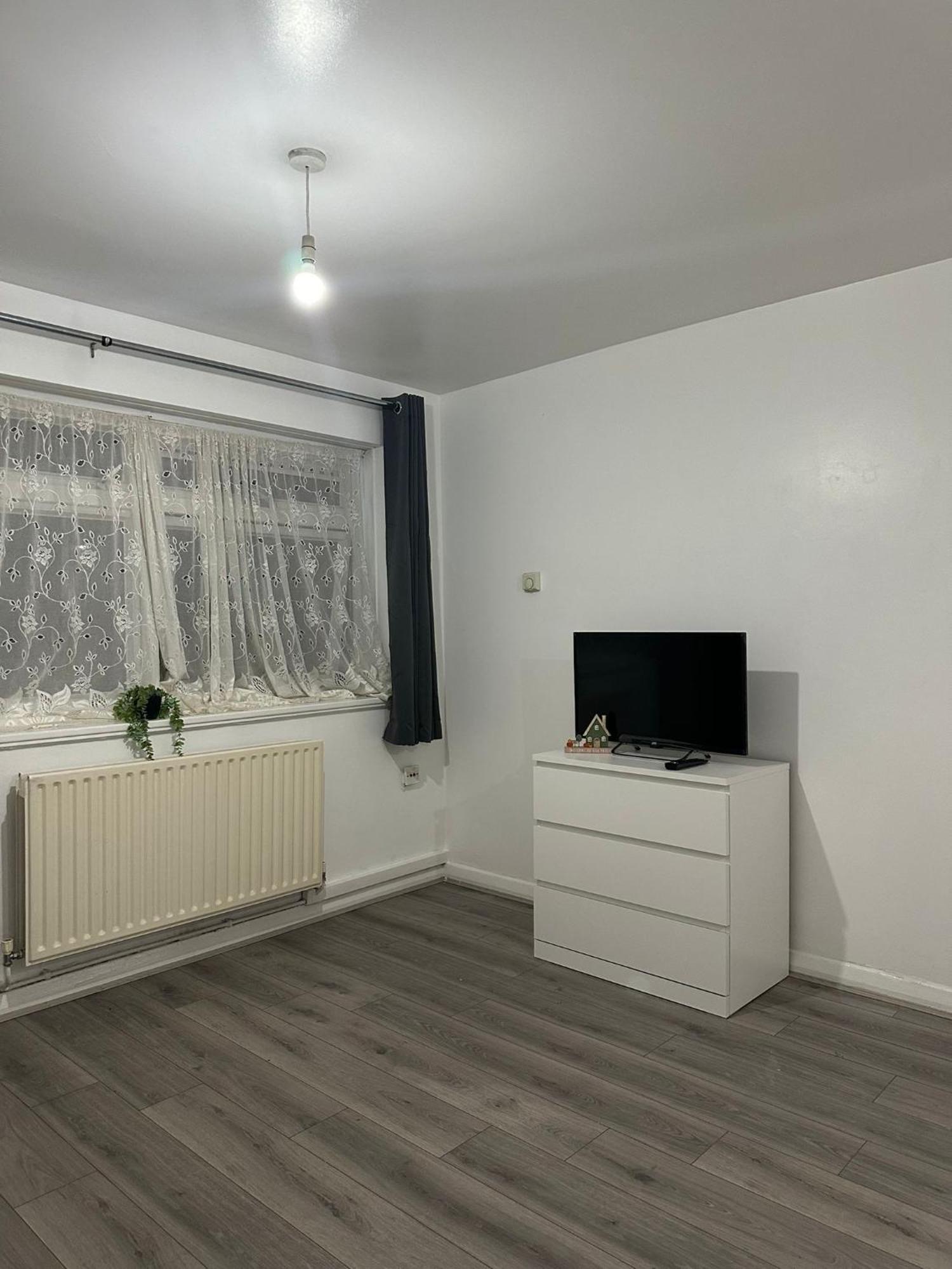 Modern Room In A 4 Bedroom Flat In London, Shared Bathroom! 外观 照片