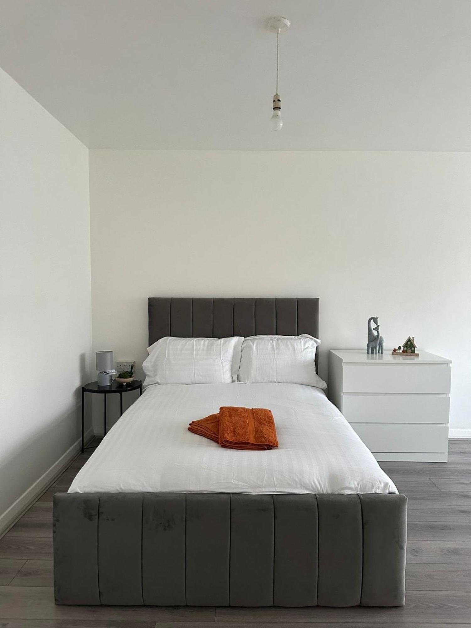 Modern Room In A 4 Bedroom Flat In London, Shared Bathroom! 外观 照片