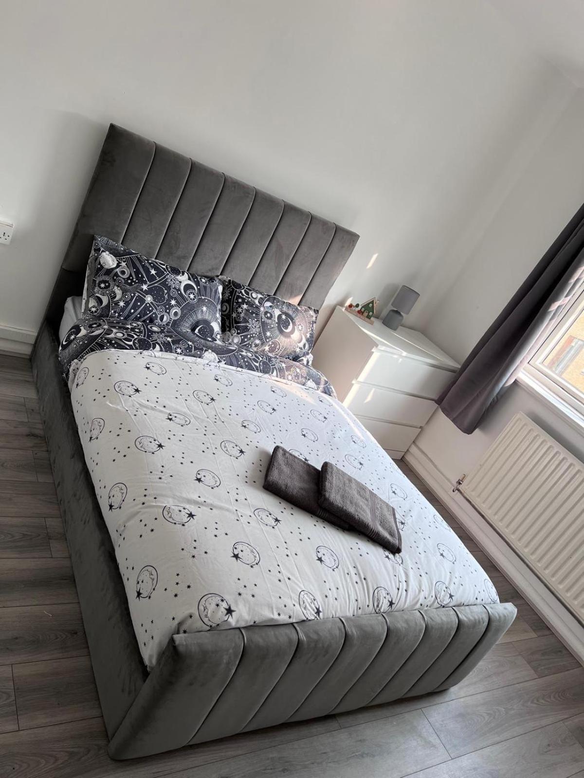 Modern Room In A 4 Bedroom Flat In London, Shared Bathroom! 外观 照片