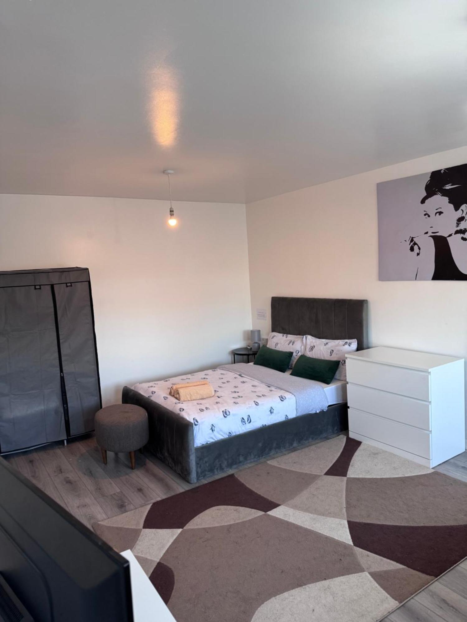 Modern Room In A 4 Bedroom Flat In London, Shared Bathroom! 外观 照片