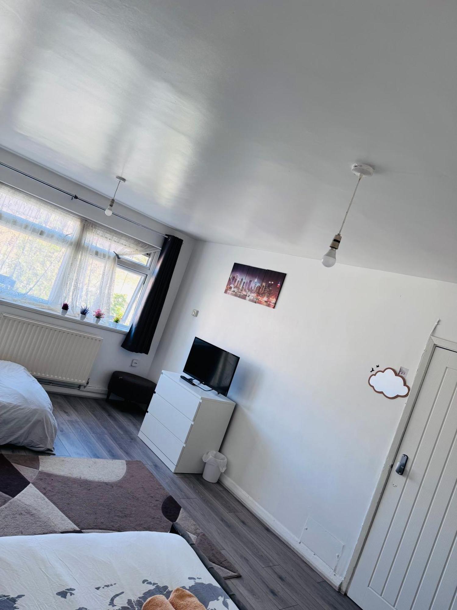 Modern Room In A 4 Bedroom Flat In London, Shared Bathroom! 外观 照片