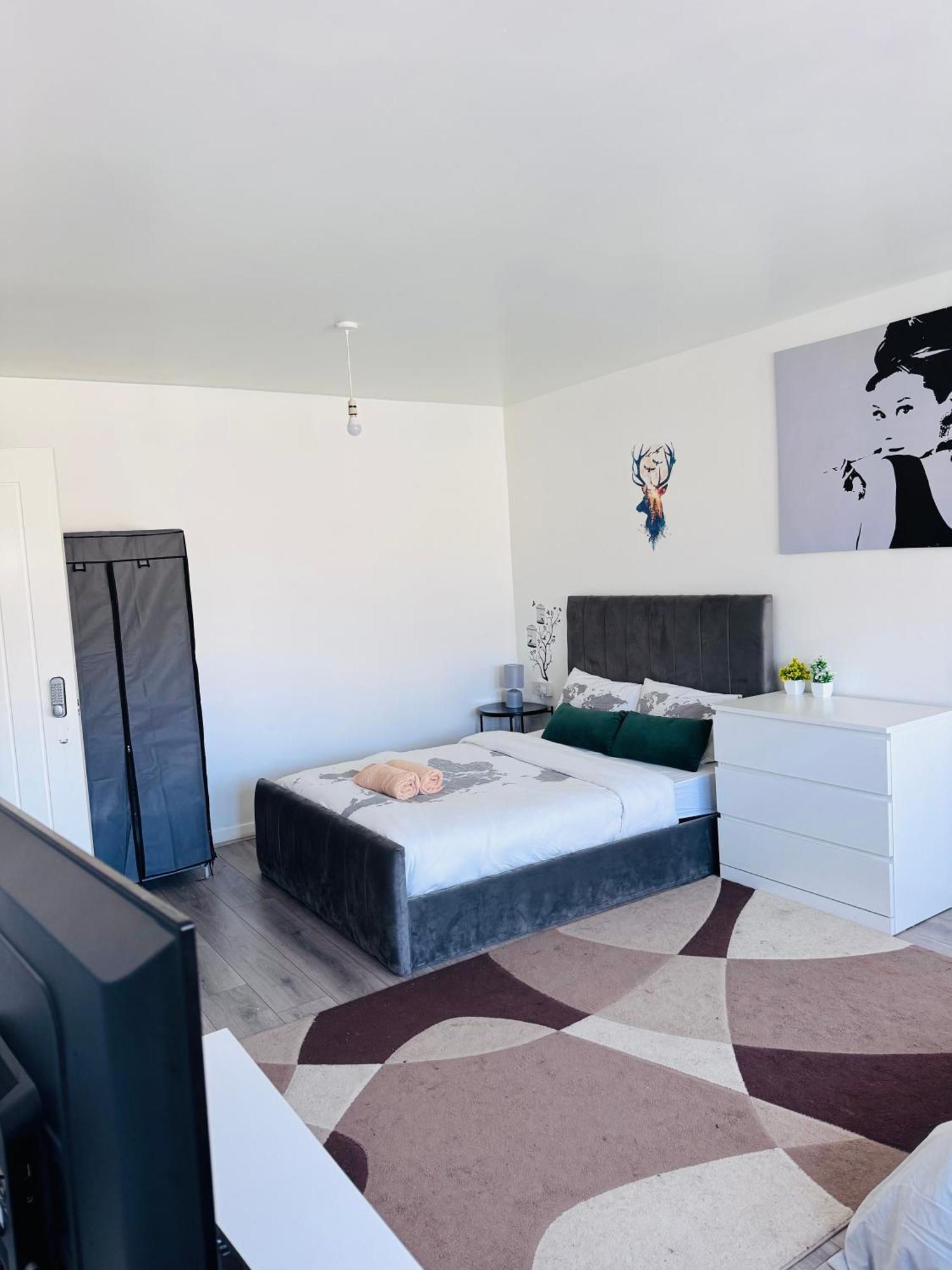Modern Room In A 4 Bedroom Flat In London, Shared Bathroom! 外观 照片